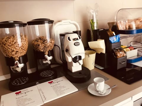 Coffee/tea facilities, Breakfast