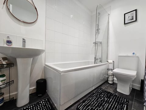 Guest House - close to all amenities House in Northampton