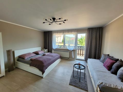 Bed, TV and multimedia, Living room, Photo of the whole room, Seating area, Bedroom, Mountain view