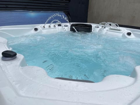 Hot Tub, Newly refurbished 4 bed, Dog friendly. House in Torquay