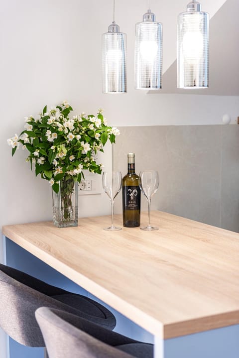 Kitchen or kitchenette, Dining area, Drinks