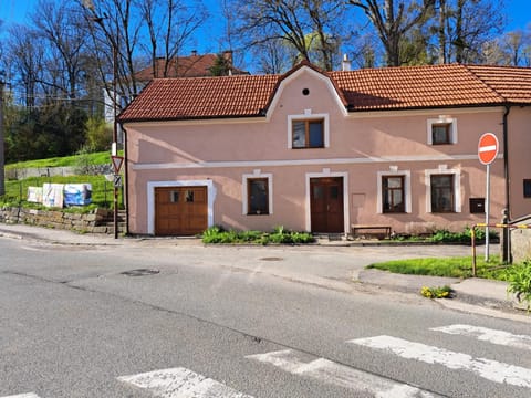 Property building, Location