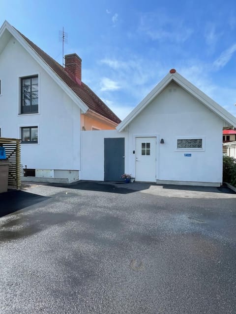 Facade/entrance, Parking