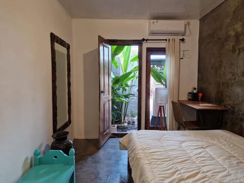 Bed, Living room, Photo of the whole room, Seating area, Bedroom, air conditioner