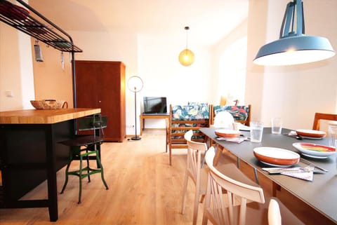 TV and multimedia, Kitchen or kitchenette, Living room, Seating area, Dining area