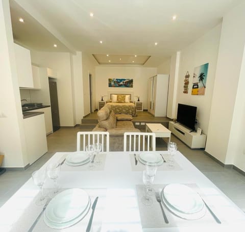 TV and multimedia, Kitchen or kitchenette, Living room, Decorative detail, Dining area
