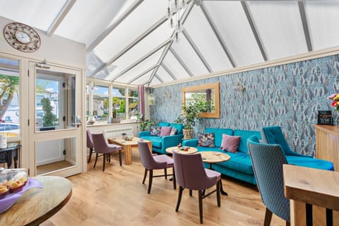 Communal lounge/ TV room, Facade/entrance, TV and multimedia, Lounge or bar, Food and drinks, Seating area, Entertainment, Drinks, Alcoholic drinks, Non alcoholic drinks, acessibility