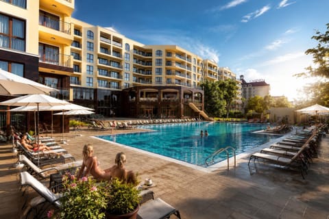 Property building, Day, Pool view, Swimming pool, Swimming pool