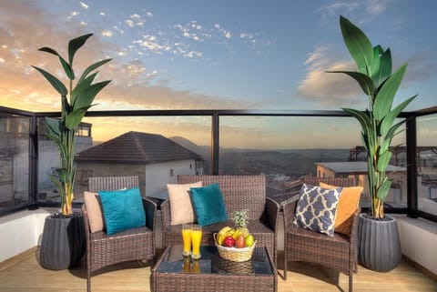 Patio, Natural landscape, View (from property/room), Balcony/Terrace, Seating area, Mountain view