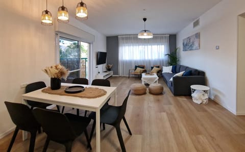TV and multimedia, Balcony/Terrace, Living room, Seating area, Dining area