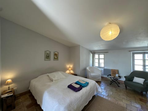 Bed, Living room, Photo of the whole room, Seating area, Bedroom, towels