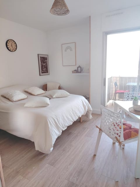 Bed, Seating area