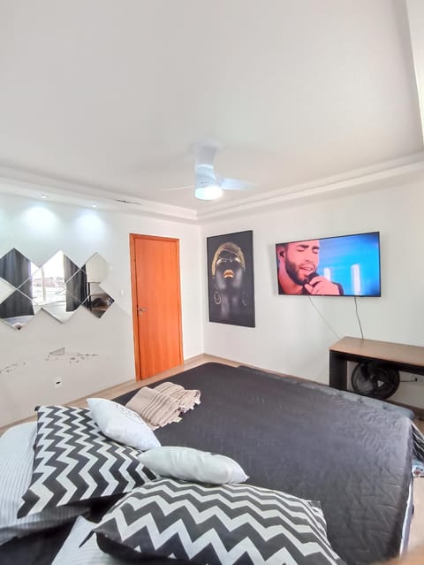 Bed, TV and multimedia, Photo of the whole room, Bedroom