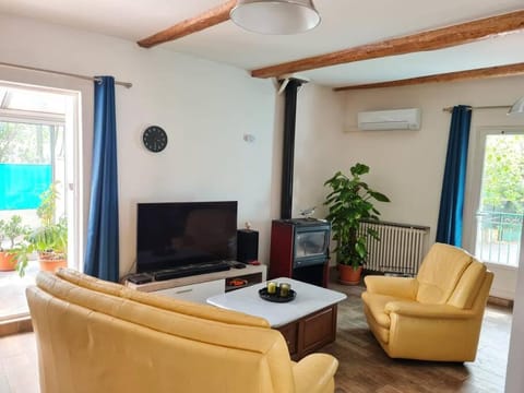 Communal lounge/ TV room, TV and multimedia, Living room, Seating area, air conditioner