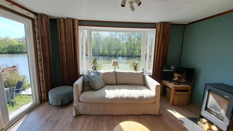 Het witte chalet aan het water van monumentaal fort Chalet in South Holland (province)