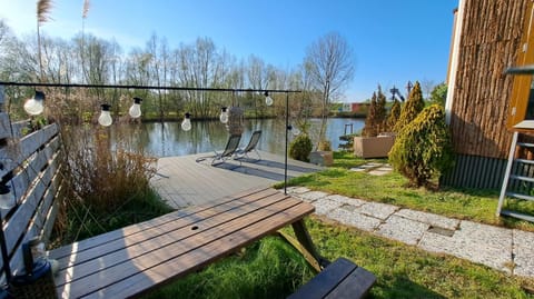 Het witte chalet aan het water van monumentaal fort Chalet in South Holland (province)