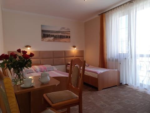 Bed, Photo of the whole room, Seating area