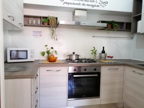 Kitchen or kitchenette, pet friendly, stove