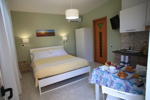 Bed, TV and multimedia, Kitchen or kitchenette, Bedroom