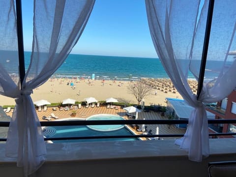 Day, Natural landscape, View (from property/room), Balcony/Terrace, Beach, Sea view, sunbed