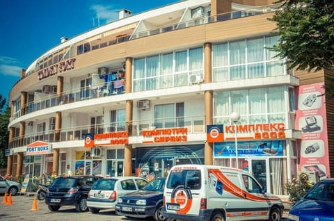 Property building, Location, Quiet street view, Parking