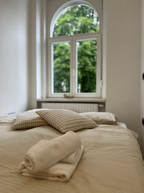 Bed, Bedroom, towels