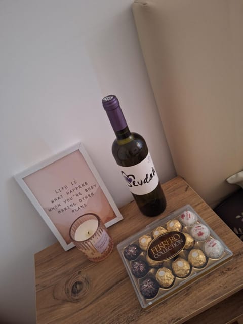 Bedroom, Food, Drinks