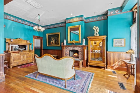 Lobby or reception, Decorative detail, Seating area, flat iron
