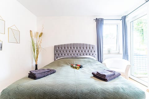 Bed, Living room, Bedroom