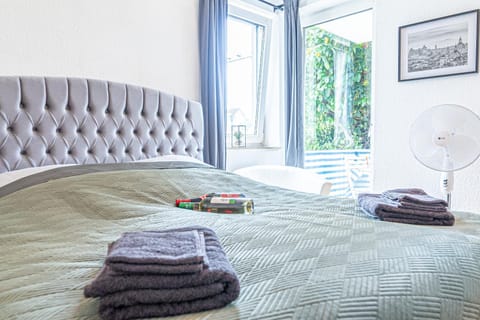 Bedroom, towels, towels