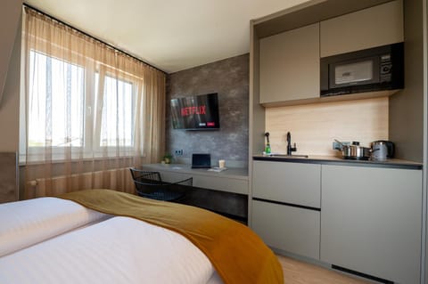 Bed, TV and multimedia, Kitchen or kitchenette, Photo of the whole room, minibar