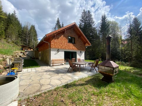 Property building, Patio, Spring, Day, Natural landscape, Garden, Garden, Balcony/Terrace, Garden view