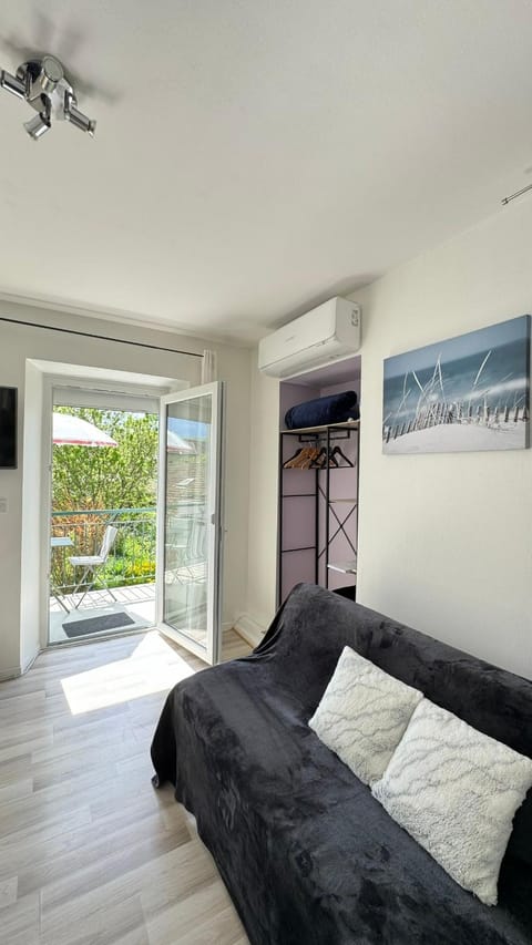 Photo of the whole room, Bedroom, air conditioner