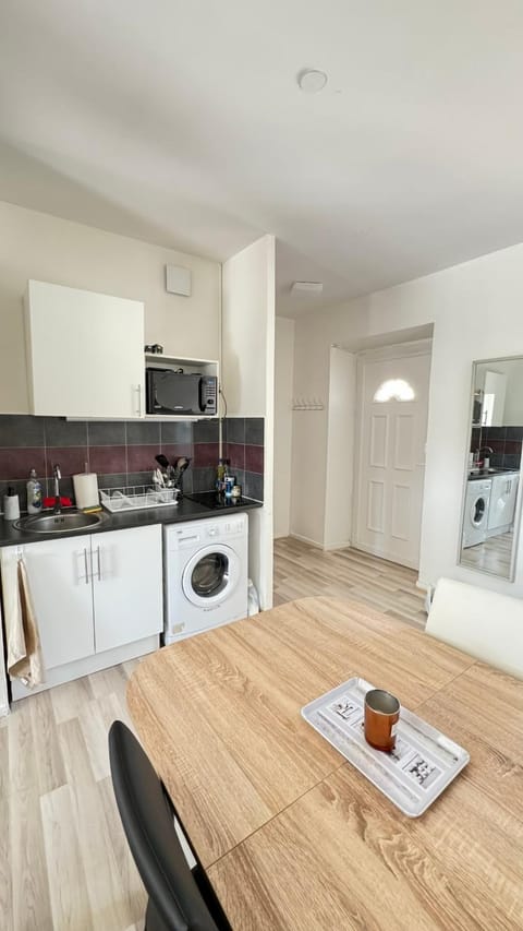 Kitchen or kitchenette, Dining area, minibar, stove