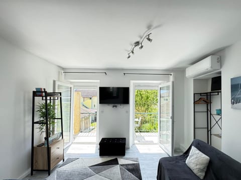 TV and multimedia, Photo of the whole room, Bedroom, air conditioner