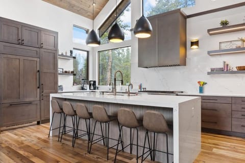 5BR Luxury Escape, Hot Tub, View And Shuttle House in Breckenridge