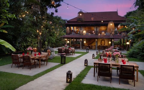 Restaurant/places to eat, Garden, Lounge or bar, Breakfast