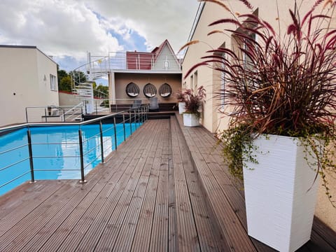 Day, Pool view, Swimming pool, sunbed