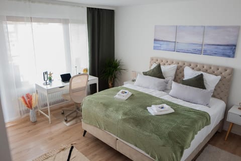 Bed, Bedroom, towels