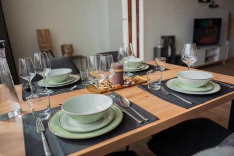 Food and drinks, Decorative detail, Dining area, Food, Drinks, Alcoholic drinks