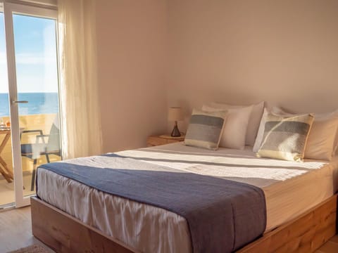 Bed, Balcony/Terrace, Bedroom, Sea view