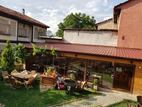 Restaurant/places to eat, Balcony/Terrace