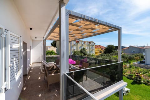 Property building, Day, Balcony/Terrace, Garden view