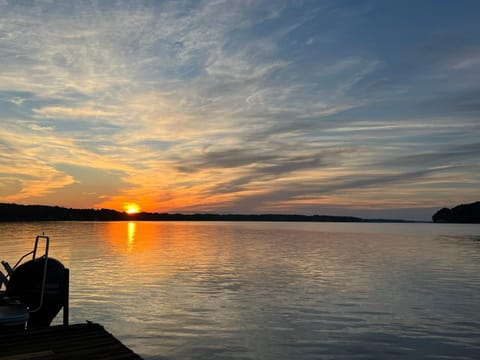 Sunrise Pointe - Amazing Waterfront, Views, Dock! House in Lake Gaston