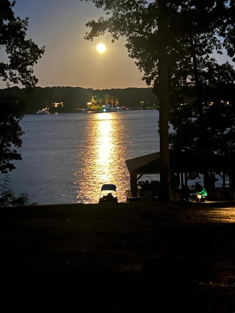 Sunrise Pointe - Amazing Waterfront, Views, Dock! House in Lake Gaston