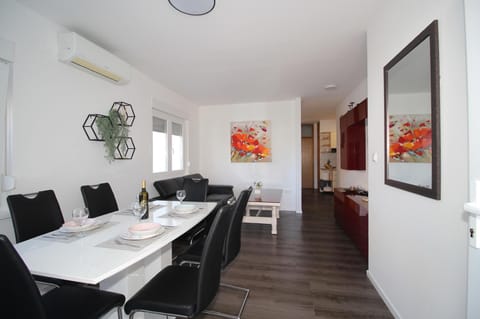 Communal lounge/ TV room, Living room, Dining area