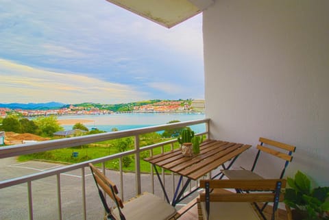 Natural landscape, View (from property/room), Balcony/Terrace, Dining area, Sea view