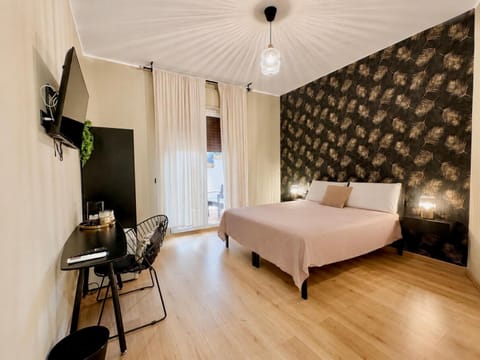 Bed, TV and multimedia, Bedroom