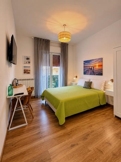 Bed, TV and multimedia, Photo of the whole room, Bedroom