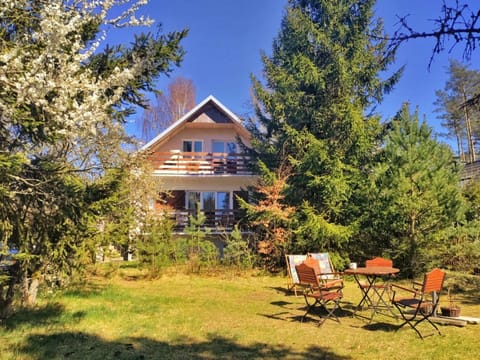 Property building, Spring, Day, Natural landscape, Garden, View (from property/room), Garden view, sunbed